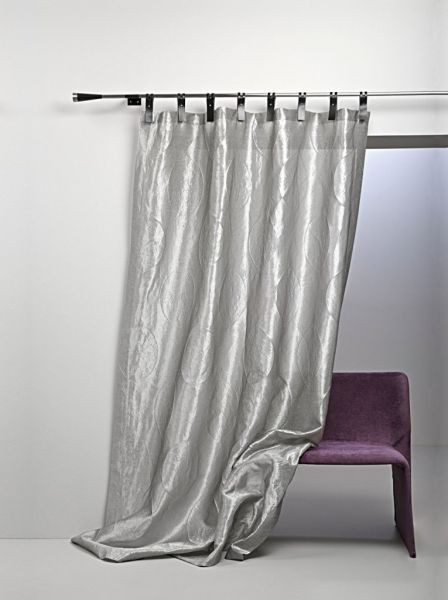 Moderní bytový textil ve stříbrné barvě