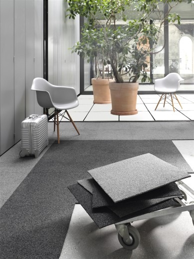 Moderní celoplošný koberec v šedých tónech