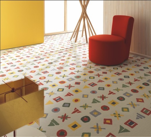 Celoplošný koberec s barevným motivem