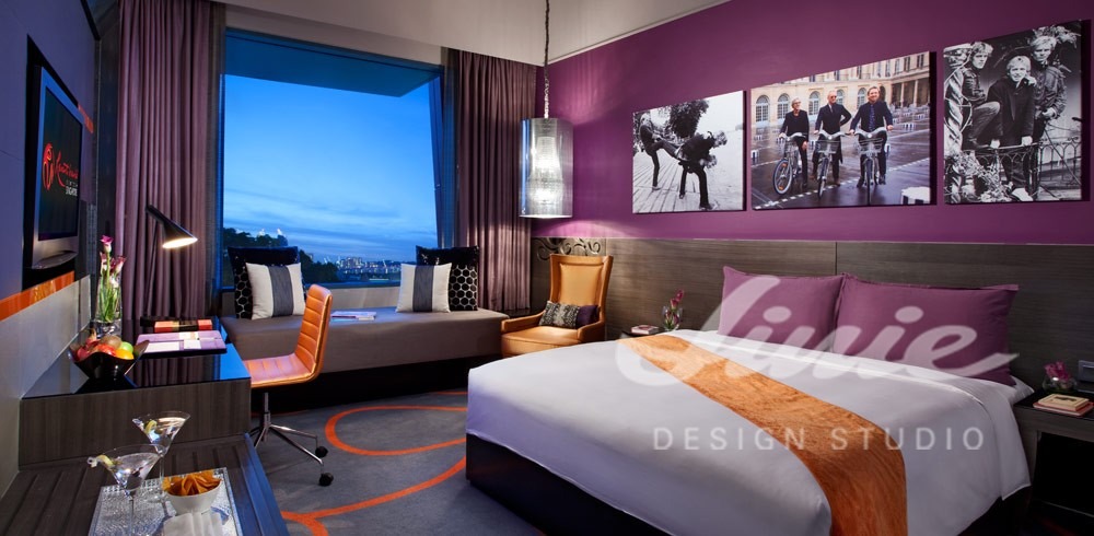 Hotelový pokoj ve fialových barvách