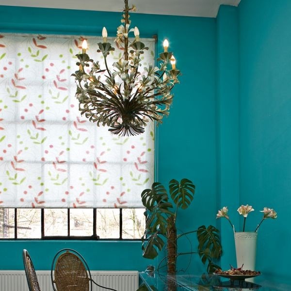 Interiérové rolety a stůl s dekoracemi