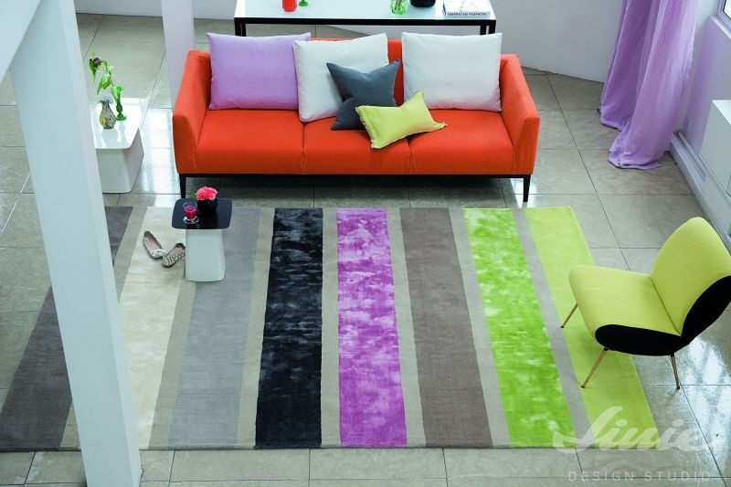 Interiérový kusový koberec s barevnými pruhy