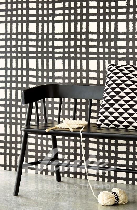 Černobílá tapeta na zeď a lavice s polštářkem