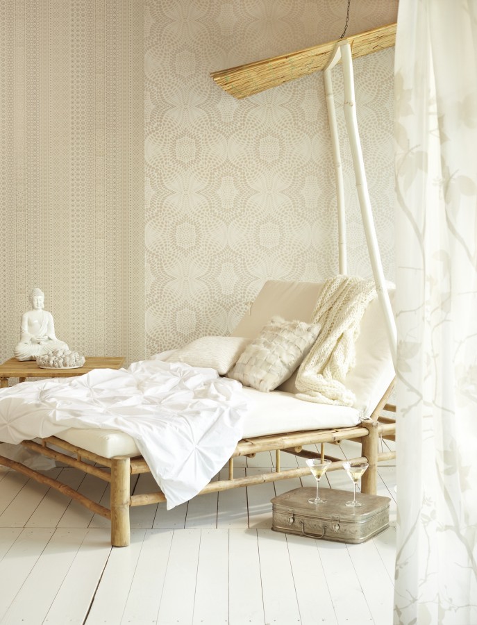 Světlá tapeta na zeď a přírodní postel se světlým textilem