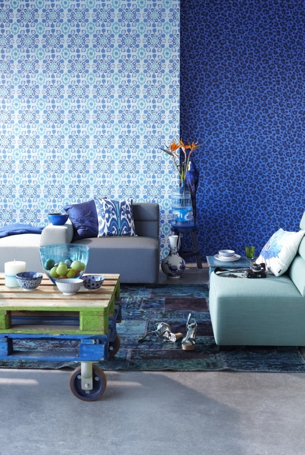 Tapety na zeď v modrých barvách a pohovky s polštářky