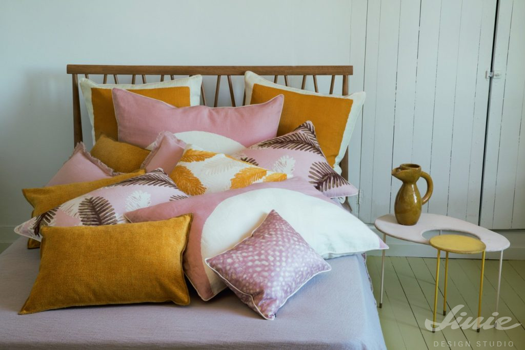 růžové a žluté luxusní polštáře elitis na postel