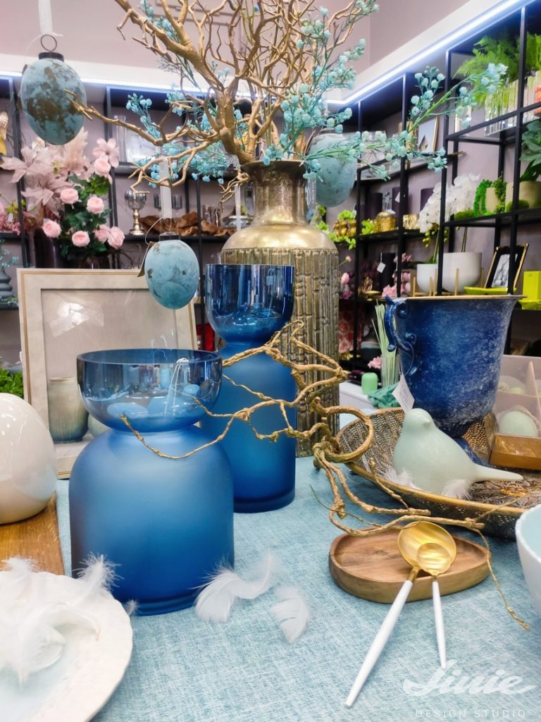 modrá skleněná váza designová