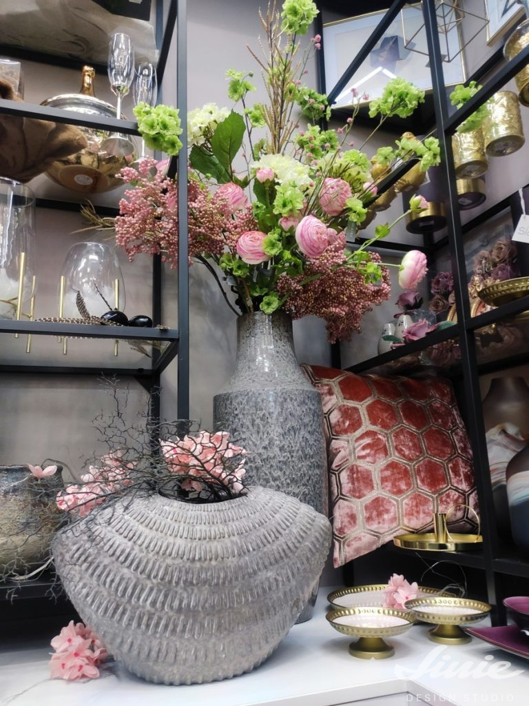Vysoká váza s květinami, květinová dekorace růžová a zelené