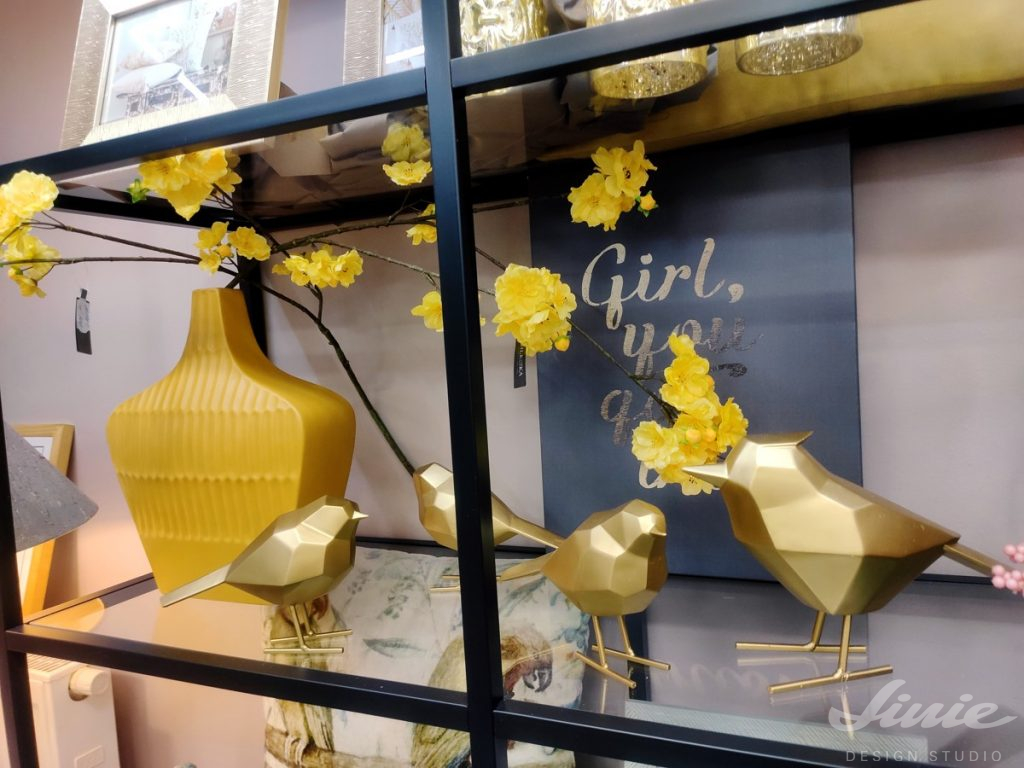 žlutá váza zlatý ptáček dekorace umělé květiny žluté