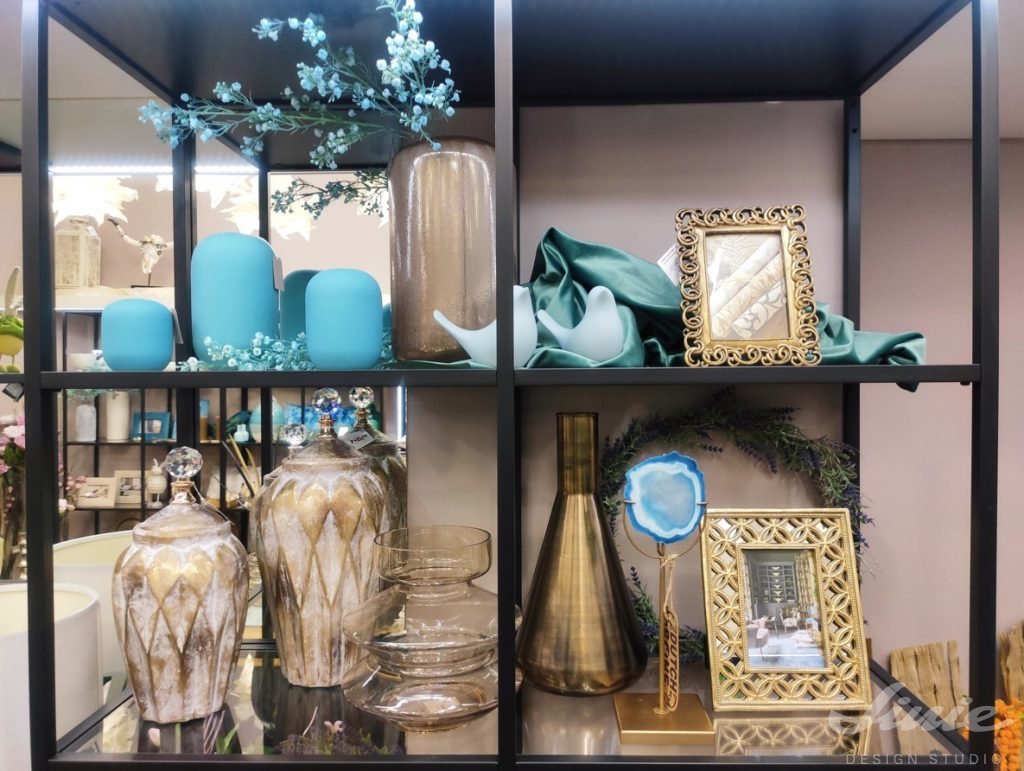 Modré a zlaté vázy luxusní dekorace zlatý fotorám