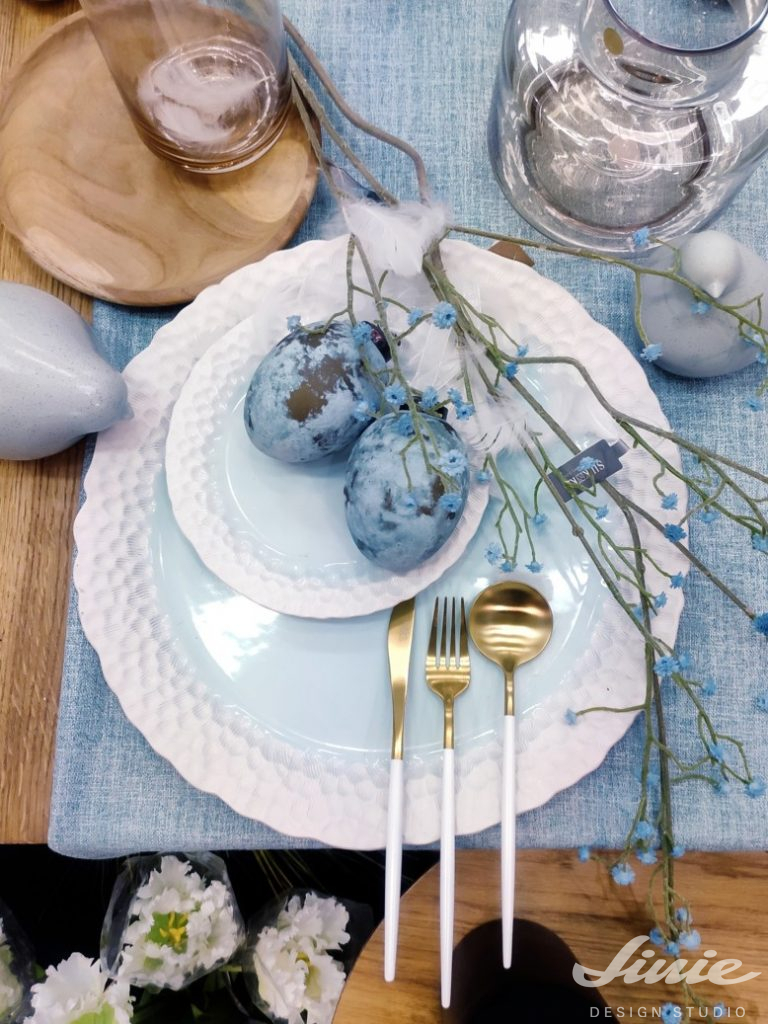 Velikonoční dekorace na stůl modrá zlaté příbory