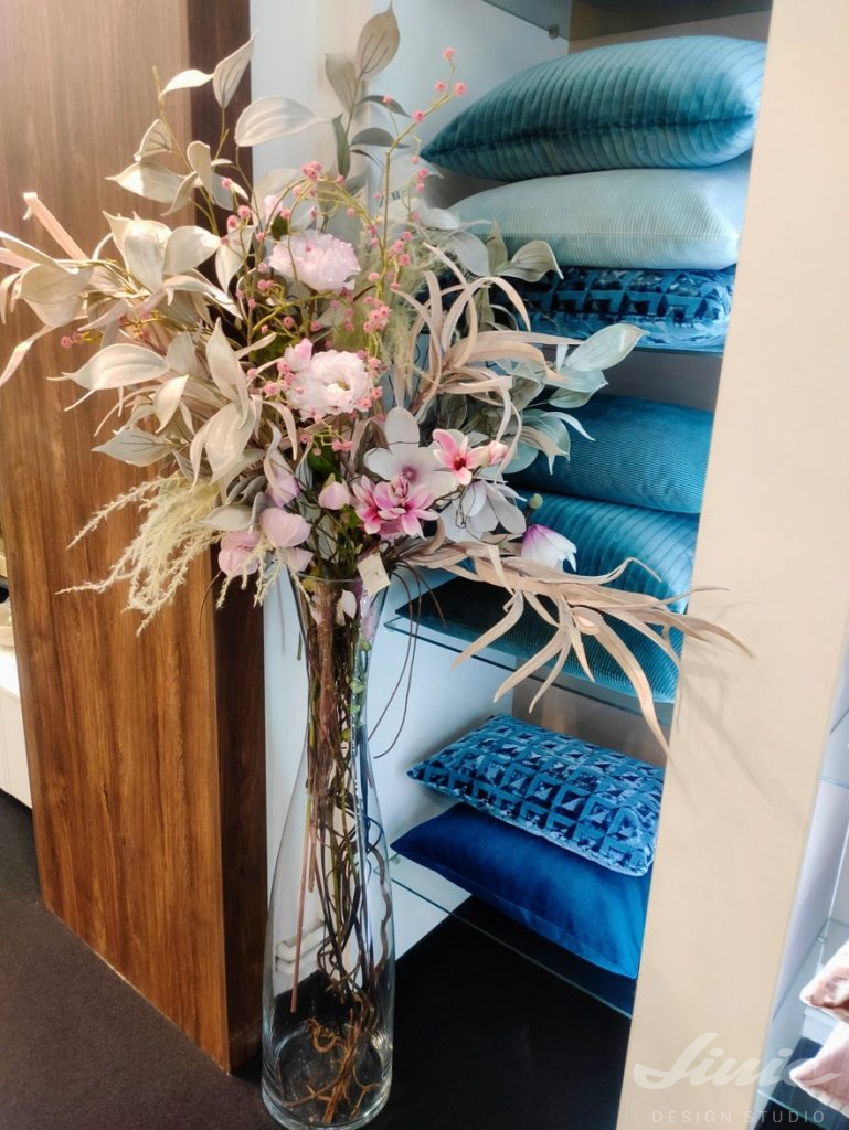 Luxusní květinová dekorace do vysoké vázy modrý sametový polštář