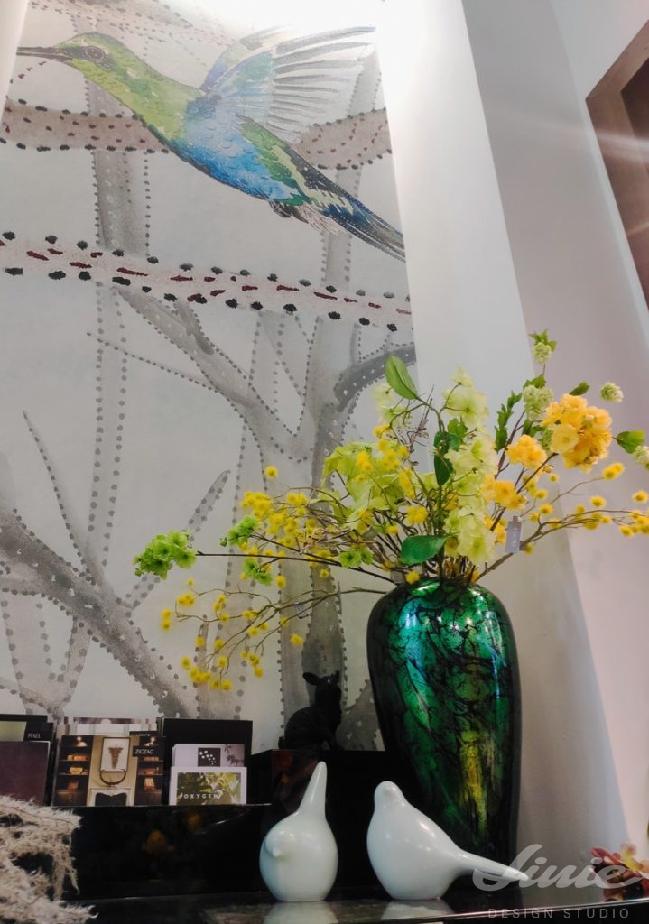 žluté umělé květiny zelená váza a obrazová tapeta kolibřík glamora
