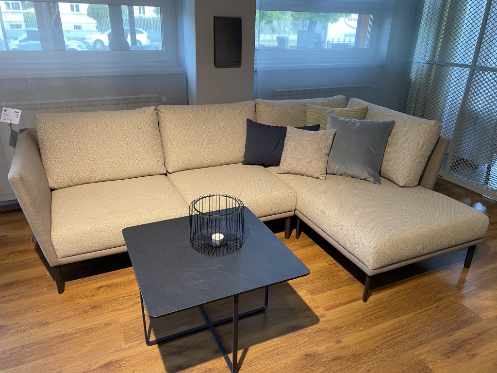 sedacka v interieru polstrin